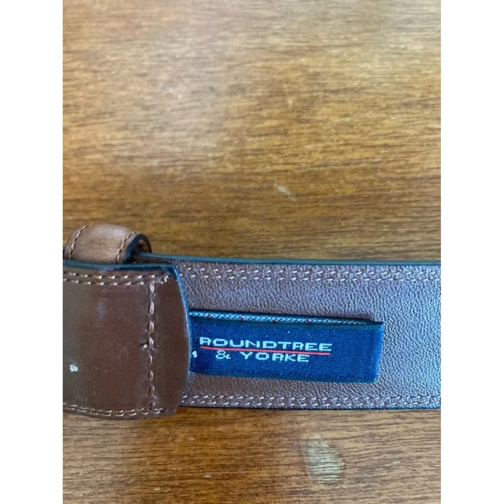 Roundtree York Men's‎ Classic Brown Leather Belt Size 44 Brass Tone Buckle